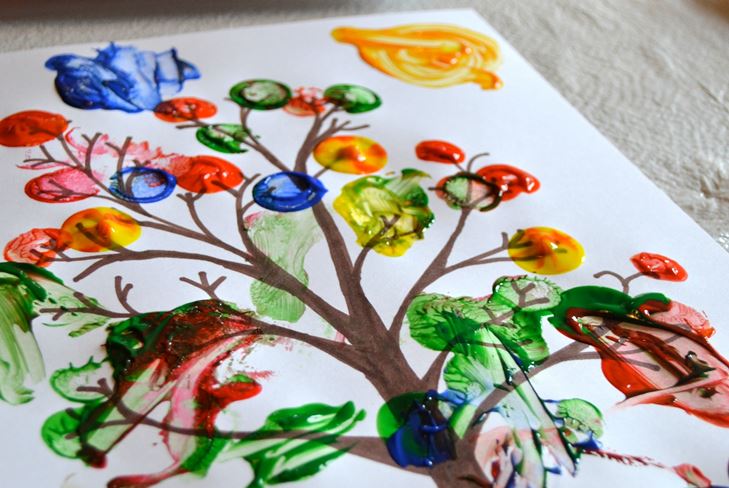 งานฝีมือเด็กที่ทำจากวัสดุธรรมชาติในรูปแบบของฤดูใบไม้ร่วง