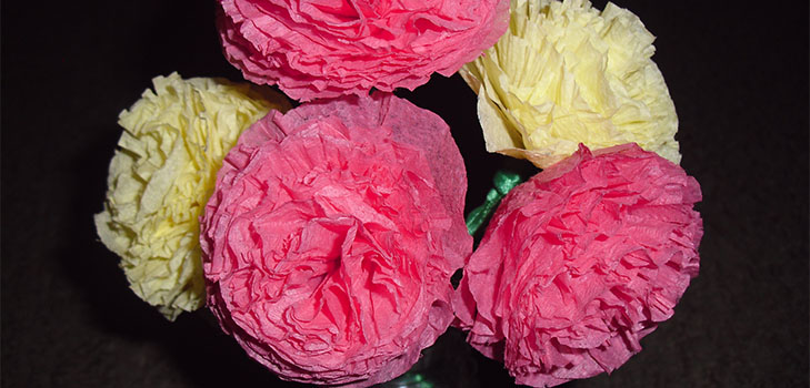 คาร์เนชั่นกระดาษสีด้วยมือของตัวเองในวันที่ 9 พฤษภาคม