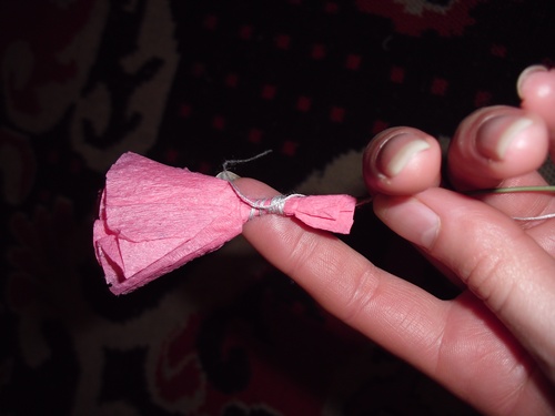 คาร์เนชั่นกระดาษสีด้วยมือของตัวเองในวันที่ 9 พฤษภาคม