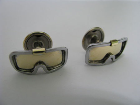 Cufflinks ในรูปแบบของแว่นตานิรภัยสำหรับนักสโนว์บอร์ด