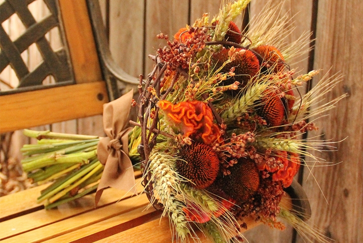 ช่อดอกไม้ในฤดูใบไม้ร่วง: งานฝีมือทำจากวัสดุธรรมชาติ