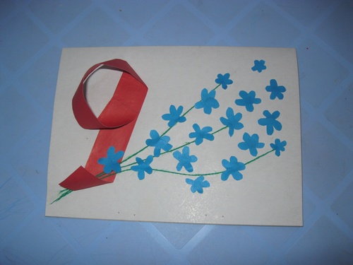 หัตถกรรมในโรงเรียนอนุบาล: บัตรสำหรับ 9 พฤษภาคม, มือของตัวเอง