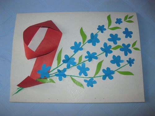 หัตถกรรมในโรงเรียนอนุบาล: บัตรสำหรับ 9 พฤษภาคม, มือของตัวเอง