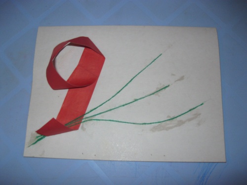 หัตถกรรมในโรงเรียนอนุบาล: บัตรสำหรับ 9 พฤษภาคม, มือของตัวเอง