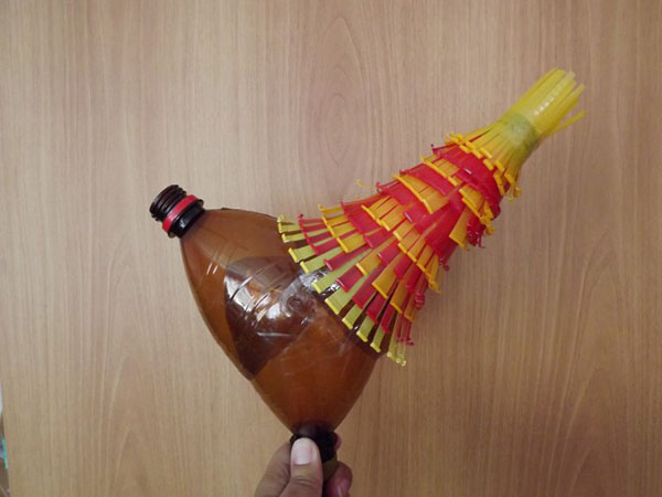 งานฝีมือใหม่จากขวดพลาสติกด้วยมือของตัวเองสำหรับสวนและสวนผลไม้