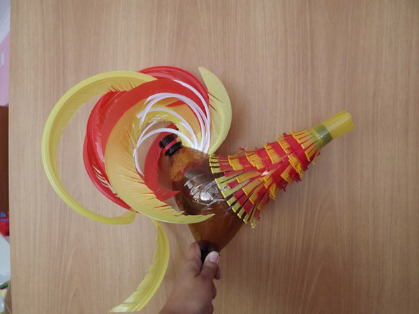 งานฝีมือใหม่จากขวดพลาสติกด้วยมือของตัวเองสำหรับสวนและสวนผลไม้