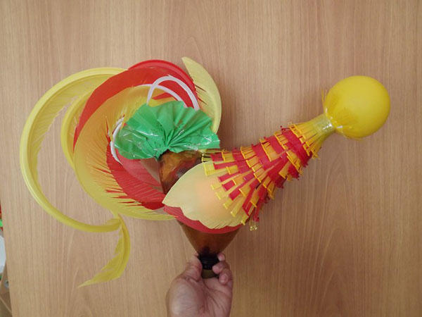 งานฝีมือใหม่จากขวดพลาสติกด้วยมือของตัวเองสำหรับสวนและสวนผลไม้