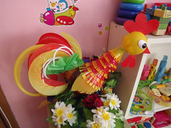 งานฝีมือใหม่จากขวดพลาสติกด้วยมือของตัวเองสำหรับสวนและสวนผลไม้