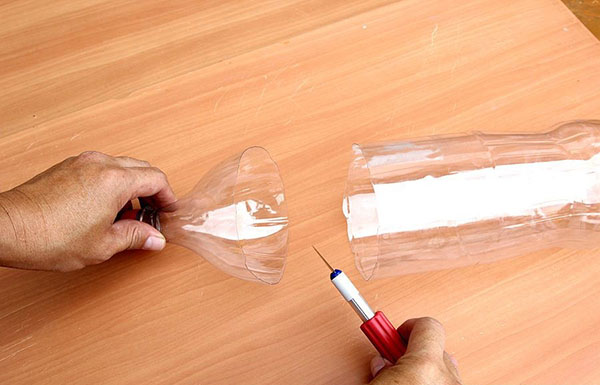 งานฝีมือใหม่จากขวดพลาสติกด้วยมือของตัวเองสำหรับสวนและสวนผลไม้