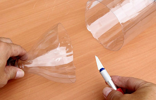 งานฝีมือใหม่จากขวดพลาสติกด้วยมือของตัวเองสำหรับสวนและสวนผลไม้