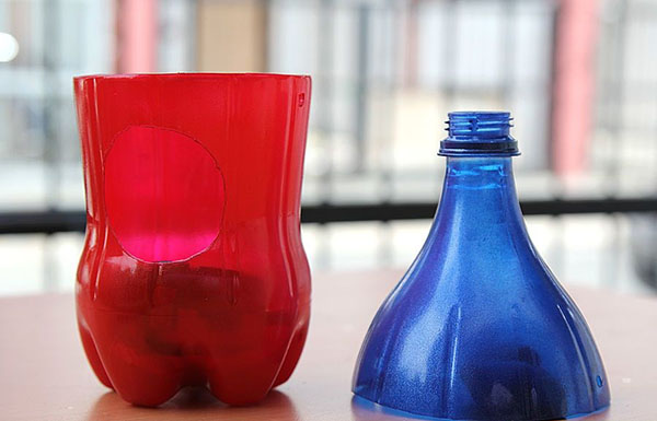 งานฝีมือใหม่จากขวดพลาสติกด้วยมือของตัวเองสำหรับสวนและสวนผลไม้