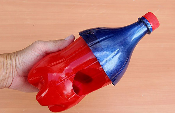 งานฝีมือใหม่จากขวดพลาสติกด้วยมือของตัวเองสำหรับสวนและสวนผลไม้