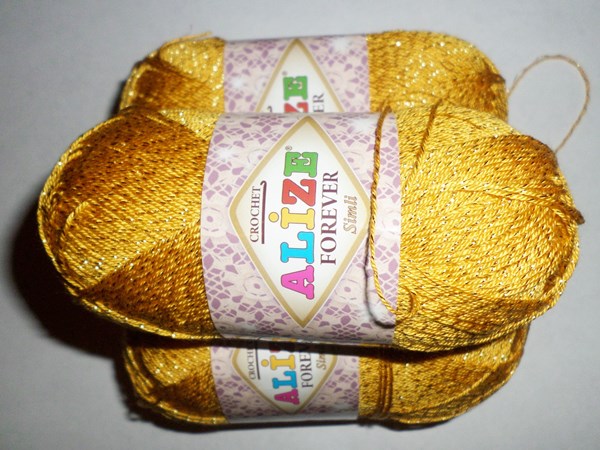 3 skeins ของเส้นด้ายสีเหลืองสว่างกับ lurex