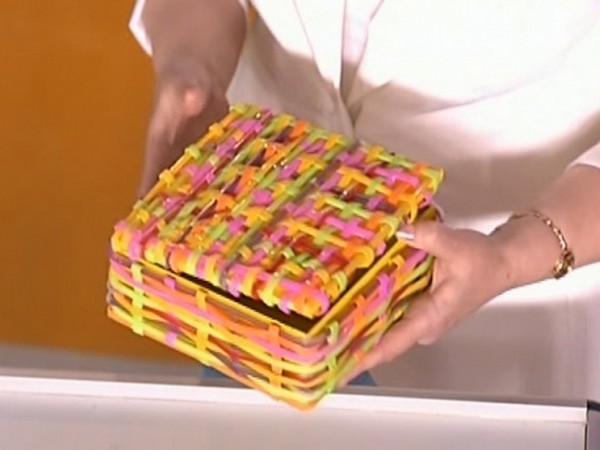 กระเช้าจากหลอดค็อกเทลและหนังสือพิมพ์