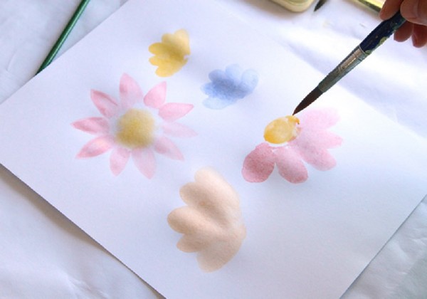 วาดวันแม่ด้วยมือของตัวเอง: ดินสอสีโรงเรียนอนุบาลโรงเรียน