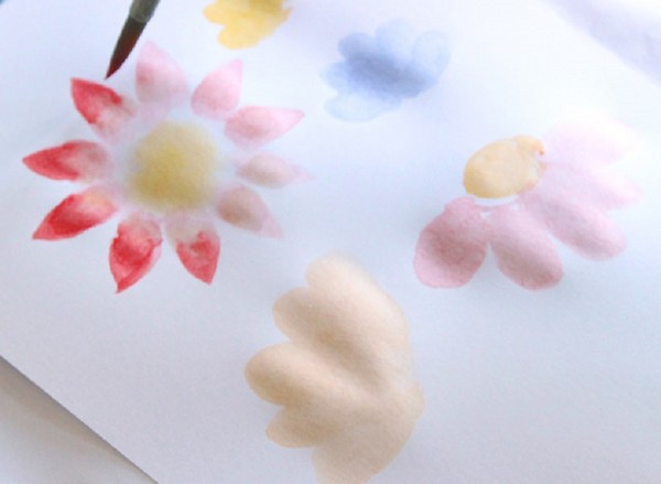 วาดวันแม่ด้วยมือของตัวเอง: ดินสอสีโรงเรียนอนุบาลโรงเรียน