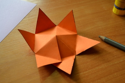 งานฝีมือภายในวันที่ 9 พฤษภาคม: ไฟไหม้ตลอดกาลจากกระดาษด้วยมือของตัวเอง