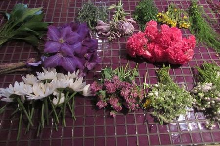 พวงหรีดดอกไม้สำหรับงานแต่งงานด้วยมือของตัวเอง