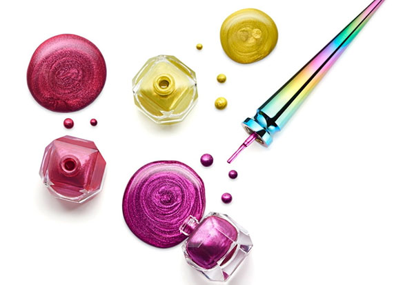 เงาโลหะและสายรุ้ง: คอลเลกชันของ varnishes Christian Louboutin Loubichrome