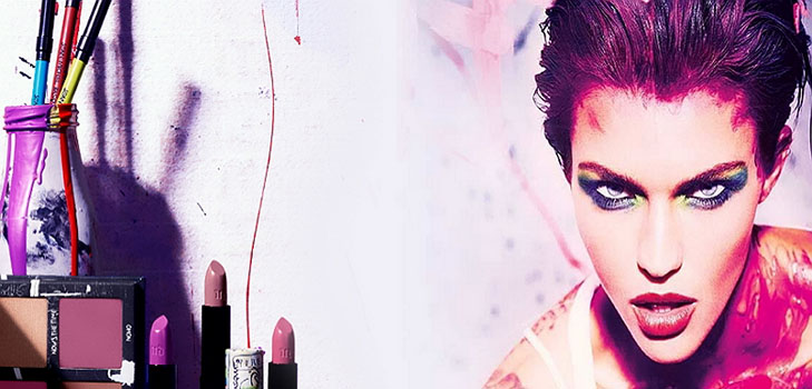 คอลเลกชันฤดูร้อนของการแต่งหน้า Urban Decay 2017 สำหรับผู้หญิงที่กล้าหาญของแฟชั่น