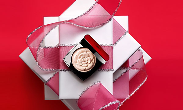 สามอันมหัศจรรย์: novelties Chanel สำหรับการแต่งหน้าที่ส่องแสง