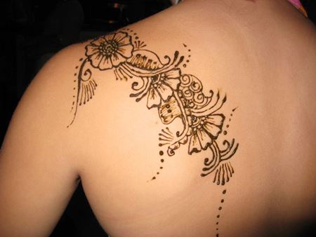 สัก henna ในร้านเสริมสวย
