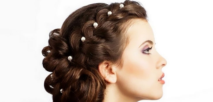พวงหรีดและ braids: hairstyles หญิงสำหรับปีใหม่