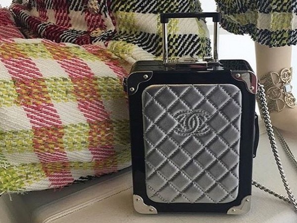 ถนนสาย: รถเข็นกระเป๋าใบคลัตช์ Minaudiere จาก Chanel