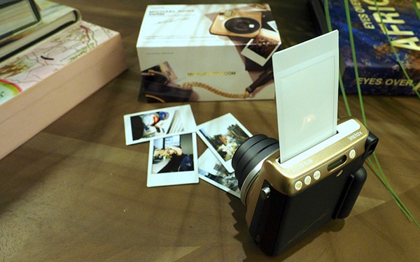 กล้องแฟชั่น: Michael Kors X Fijifilm Instax Mini 70