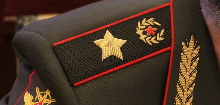 วิธีการเย็บ Epaulettes: เคล็ดลับการปฏิบัติ