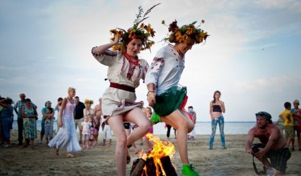 จำนวน Ivan Kupala ในปี 2016 คืออะไร? สิ่งที่บอกลาภพิธีกรรมประเพณีเกี่ยวข้องกับวันหยุด? จะทำอย่างไรกับอีวาน Kupala ขอแสดงความยินดี