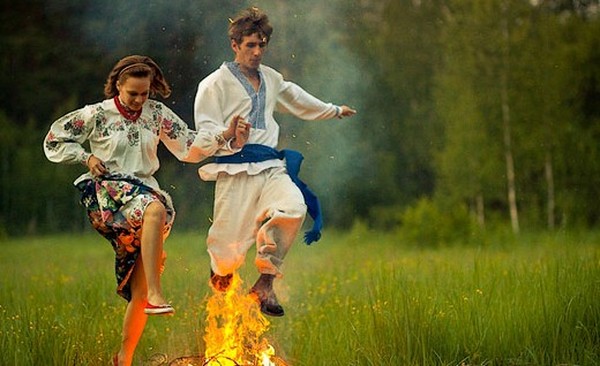 จำนวน Ivan Kupala ในปี 2016 คืออะไร? สิ่งที่บอกลาภพิธีกรรมประเพณีเกี่ยวข้องกับวันหยุด? จะทำอย่างไรกับอีวาน Kupala ขอแสดงความยินดี