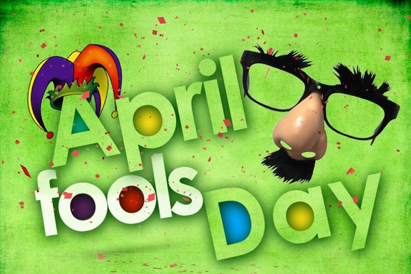 April Fool's Day: ความคิดที่ดีที่สุดสำหรับการชุมนุมในโรงเรียนและที่ทำงานในวันที่ 1 เมษายน วิดีโอและภาพวาด SMS ตั้งแต่วันที่ 1 เมษายนสำหรับเพื่อนร่วมงานและเพื่อนร่วมชั้น