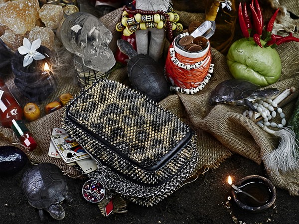 หมอนสำหรับ Cinderella: clutch bags Piloutin โดย Christian Louboutin