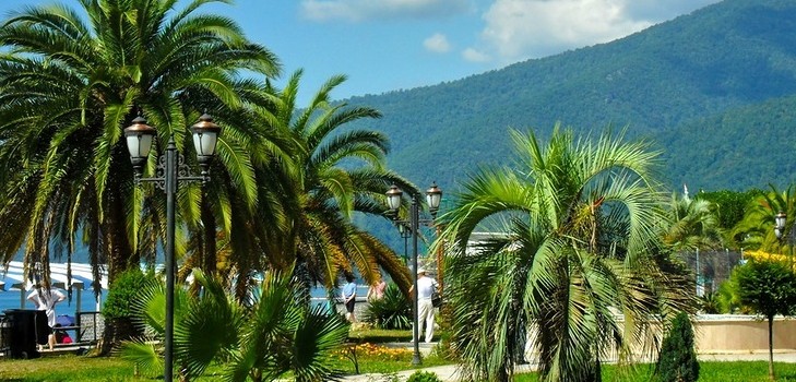 สภาพอากาศจะเป็นอย่างไรใน Abkhazia ในเดือนสิงหาคมปี 2016? การคาดการณ์ของศูนย์อุตุนิยมวิทยากับสภาพอากาศและอุณหภูมิน้ำใน Abkhazia ในเดือนสิงหาคมและการทบทวนนักท่องเที่ยว