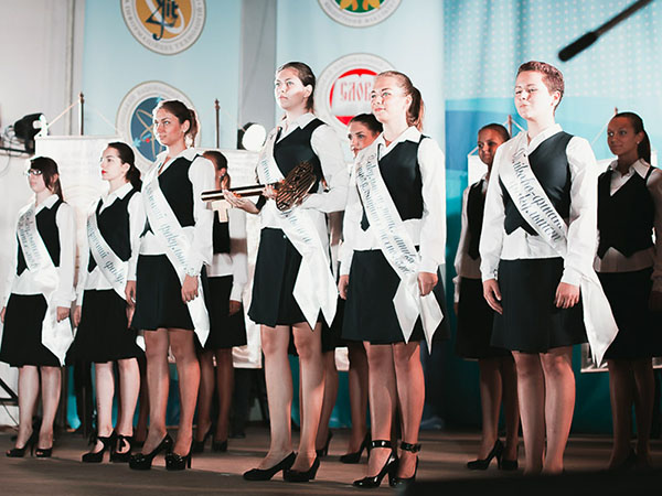 การอุทิศให้กับนักเรียน: สคริปต์การแข่งขันเพลง - การดัดแปลง