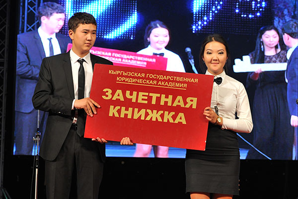 การอุทิศให้กับนักเรียน: สคริปต์การแข่งขันเพลง - การดัดแปลง