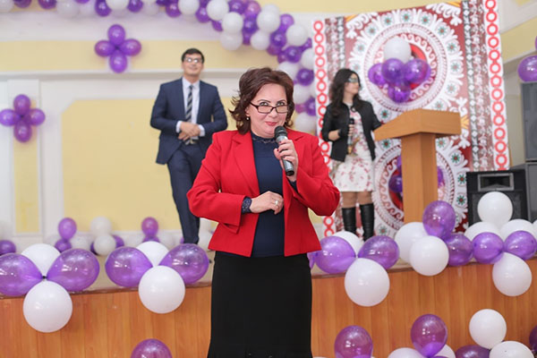 การอุทิศให้กับนักเรียน: สคริปต์การแข่งขันเพลง - การดัดแปลง