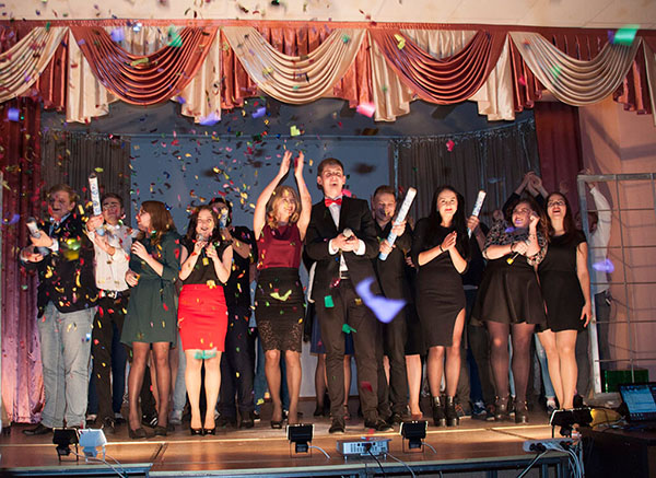 การอุทิศให้กับนักเรียน: สคริปต์การแข่งขันเพลง - การดัดแปลง