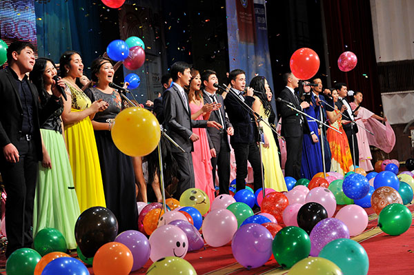 การอุทิศให้กับนักเรียน: สคริปต์การแข่งขันเพลง - การดัดแปลง