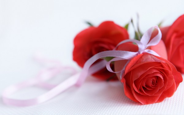 ขอแสดงความยินดีอย่างสวยงามและเป็นต้นฉบับในวันที่ 8 มีนาคมในบทกวีและร้อยแก้ว