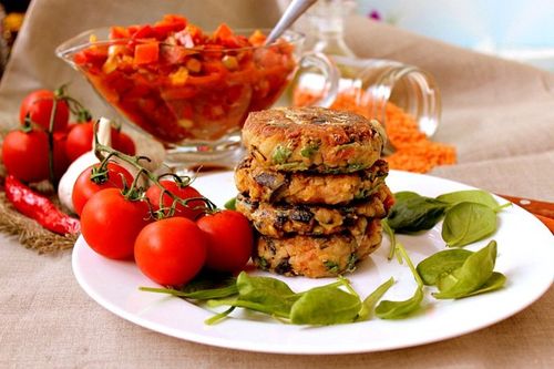 วิธีการเฉลิมฉลองที่ 23 กุมภาพันธ์ในที่ทำงาน - patties lentil กับซอสซัลซ่าเร่งรีบ