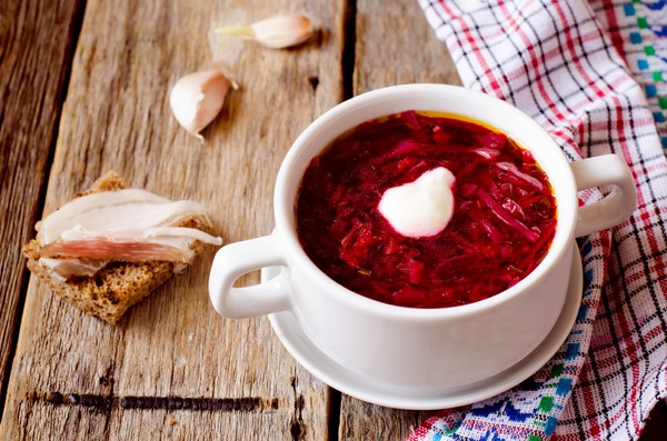 Borsch สำหรับฤดูหนาวในกระป๋อง, สูตรสำหรับการเตรียมการกับ beets และกะหล่ำปลีวางมะเขือเทศและไม่มีมัน