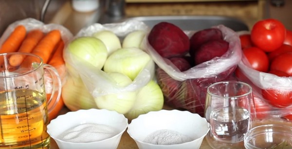 Borsch สำหรับฤดูหนาวในกระป๋อง, สูตรสำหรับการเตรียมการกับ beets และกะหล่ำปลีวางมะเขือเทศและไม่มีมัน