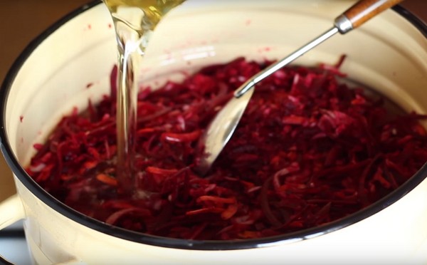 Borsch สำหรับฤดูหนาวในกระป๋อง, สูตรสำหรับการเตรียมการกับ beets และกะหล่ำปลีวางมะเขือเทศและไม่มีมัน