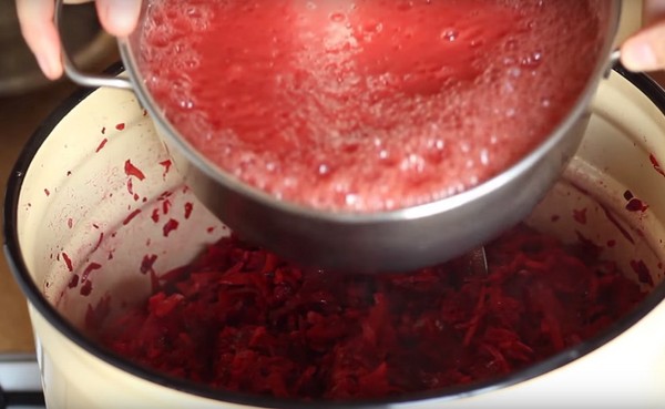 Borsch สำหรับฤดูหนาวในกระป๋อง, สูตรสำหรับการเตรียมการกับ beets และกะหล่ำปลีวางมะเขือเทศและไม่มีมัน
