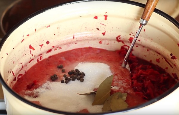 Borsch สำหรับฤดูหนาวในกระป๋อง, สูตรสำหรับการเตรียมการกับ beets และกะหล่ำปลีวางมะเขือเทศและไม่มีมัน