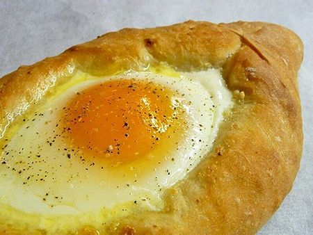 คุณสามารถทำ khachapuri ใน kefir หรือครีมเปรี้ยว การยัดใช้ไข่หรือเนื้อสัตว์ ในขณะเดียวกันยิ่งคุณออกจากสูตรคลาสสิกเท่าไรก็ยิ่งจะทำให้ชื่อของคุณเป็นผลงานชิ้นเอกที่แท้จริงของคุณ khachapuri 