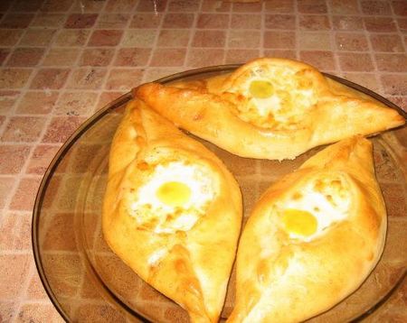 คุณสามารถทำ khachapuri ใน kefir หรือครีมเปรี้ยว การยัดใช้ไข่หรือเนื้อสัตว์ ในขณะเดียวกันยิ่งคุณออกจากสูตรคลาสสิกเท่าไรก็ยิ่งจะทำให้ชื่อของคุณเป็นผลงานชิ้นเอกที่แท้จริงของคุณ khachapuri 