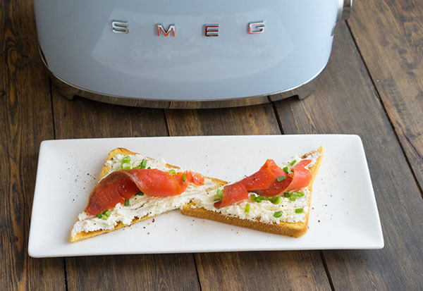 ความคิดของอาหารกลางวันฤดูร้อน: toasts กับปลาแซลมอนและสลัดหน่อไม้ฝรั่งอบอุ่น